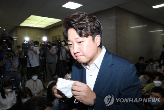 이준석 국민의힘 대표가 7일 저녁 국회 당 대회의실에서 열린 중앙윤리위원회의에 출석하고 있다. <국회사진공동취재단, 연합뉴스>